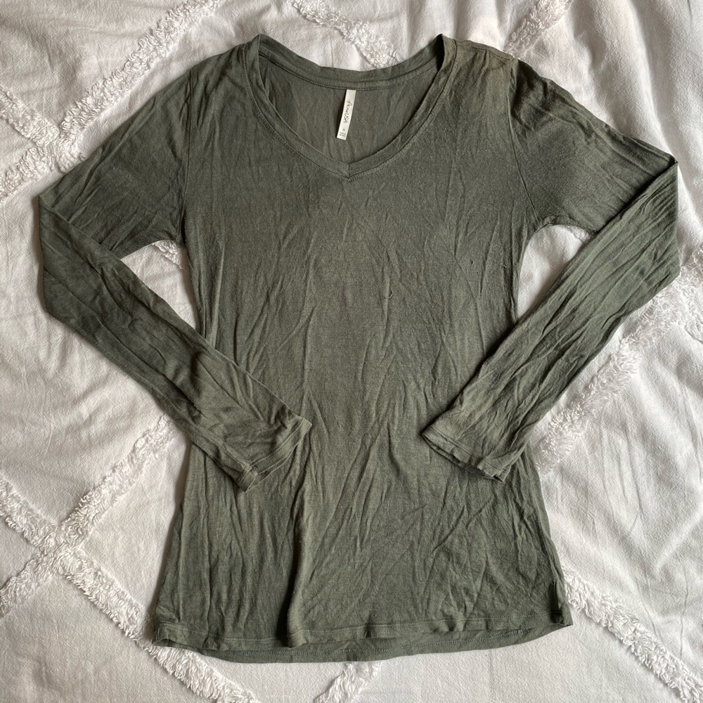 long sleeve v-neck t-shirt